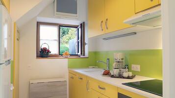 Een koelkast, een microgolfoven, een oven, een vaatwasser