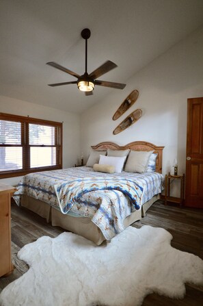 3 habitaciones, escritorio y tabla de planchar con plancha 