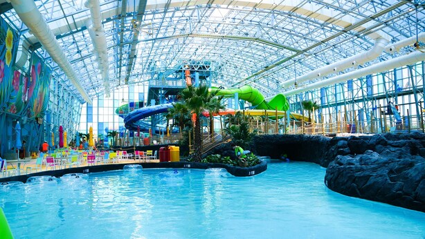 Un parc aquatique intérieur doté de toboggans, de piscines et d’espaces de détente.
