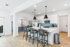 KĂŒhlschrank, Mikrowelle, Ofen, Herdplatte