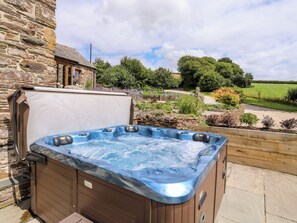 Cottage | Outdoor spa tub - Birchenhayes (Saltash)