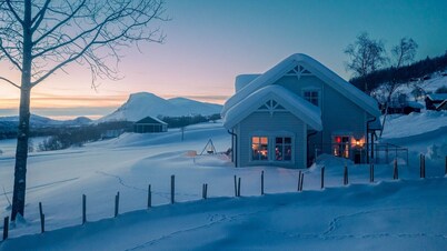 Cozy idyllic in scenic Lykkja