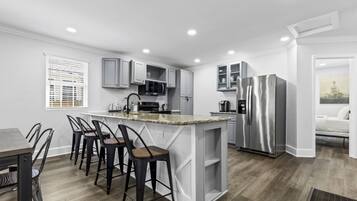 Een koelkast, een microgolfoven, een oven, een kookplaat