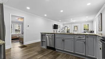 Een koelkast, een microgolfoven, een oven, een kookplaat