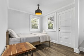 4 bedrooms, iron/ironing board, bed sheets