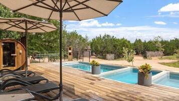 Außenpool, geöffnet von 09:00 Uhr bis 22:00 Uhr, Sonnenschirme