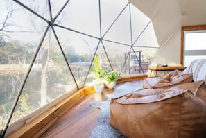 Cabane Luxe, côté jardin | Coin séjour