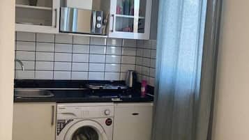 Studio | Dapur peribadi | Peti sejuk, ketuhar gelombang mikro, dapur, cerek elektrik