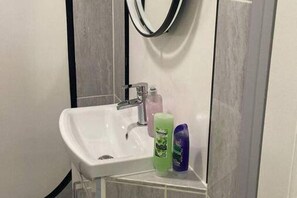 Shower, hair dryer, towels - Remarkable 1-bed Studio in London (London)