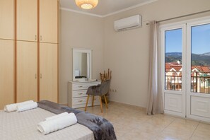 3 slaapkamers, een bureau, een strijkplank/strijkijzer, reisbedje