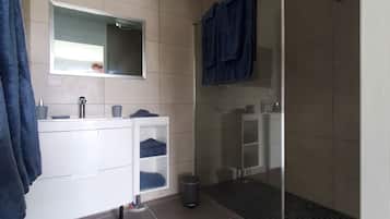Shower, hair dryer, towels