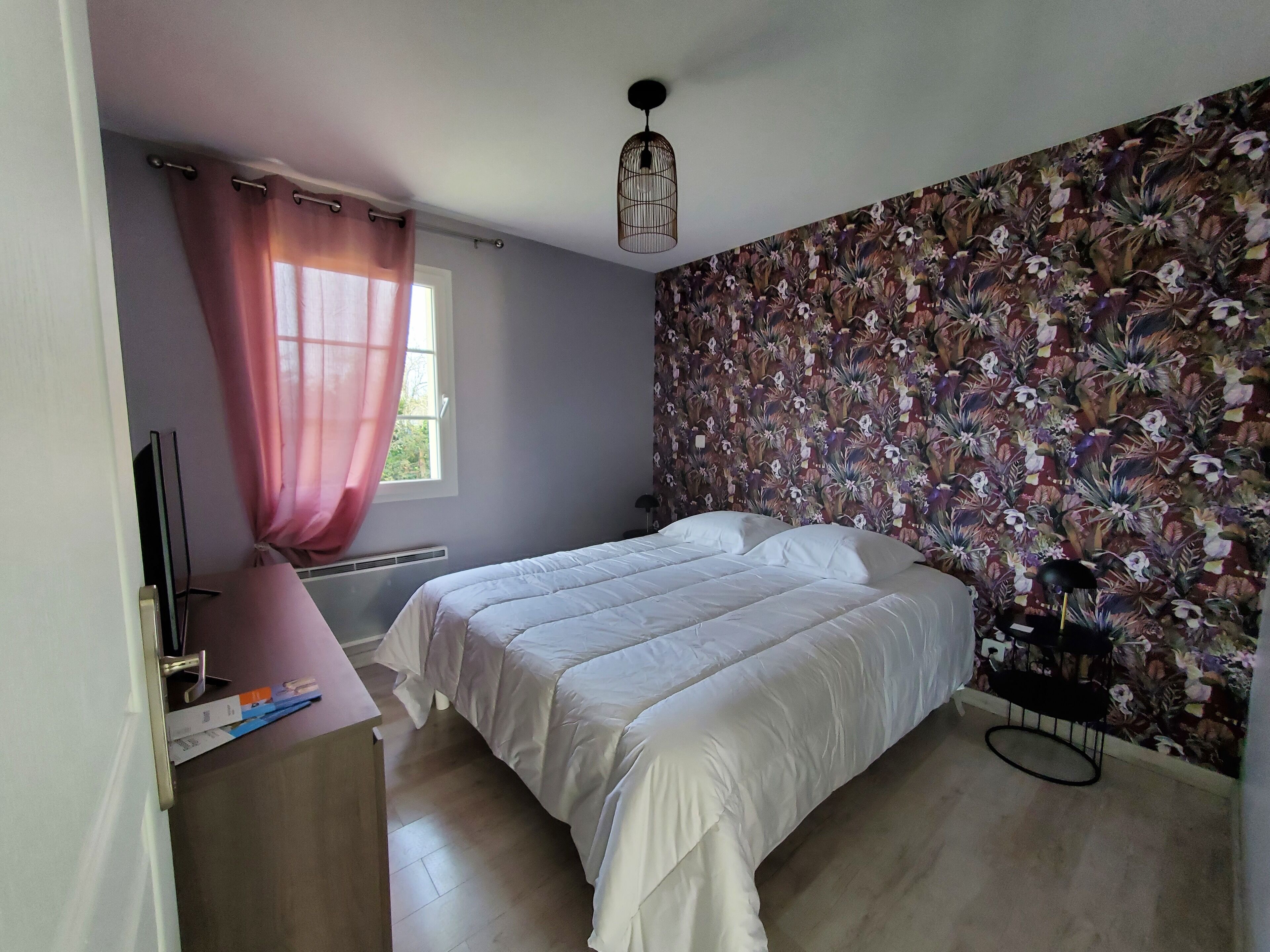 2 bedrooms, travel crib, free WiFi, bed sheets