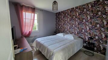 2 bedrooms, travel crib, free WiFi, bed sheets