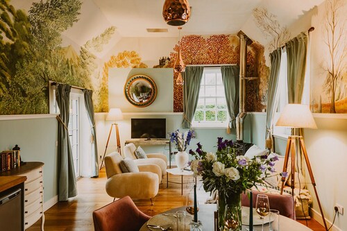 Four Season's Splendor: Artist's Nest beside Walled Garden on Seaside Estate