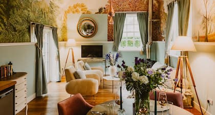 Four Season's Splendor: Artist's Nest beside Walled Garden on Seaside Estate