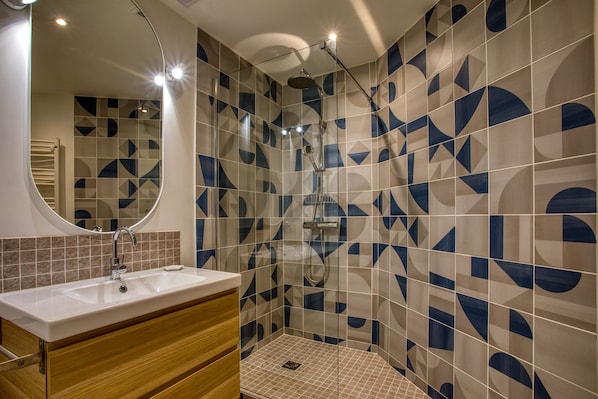 Dusche, Haartrockner, Handtücher, Toilettenpapier