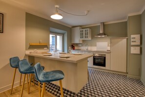 Een koelkast, een microgolfoven, een oven, een kookplaat