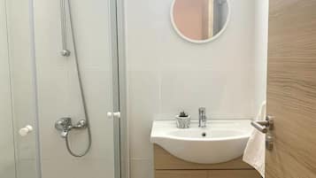 Een douche, een haardroger, handdoeken