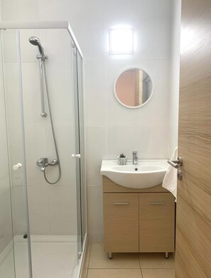 Dusche, Haartrockner, Handtücher