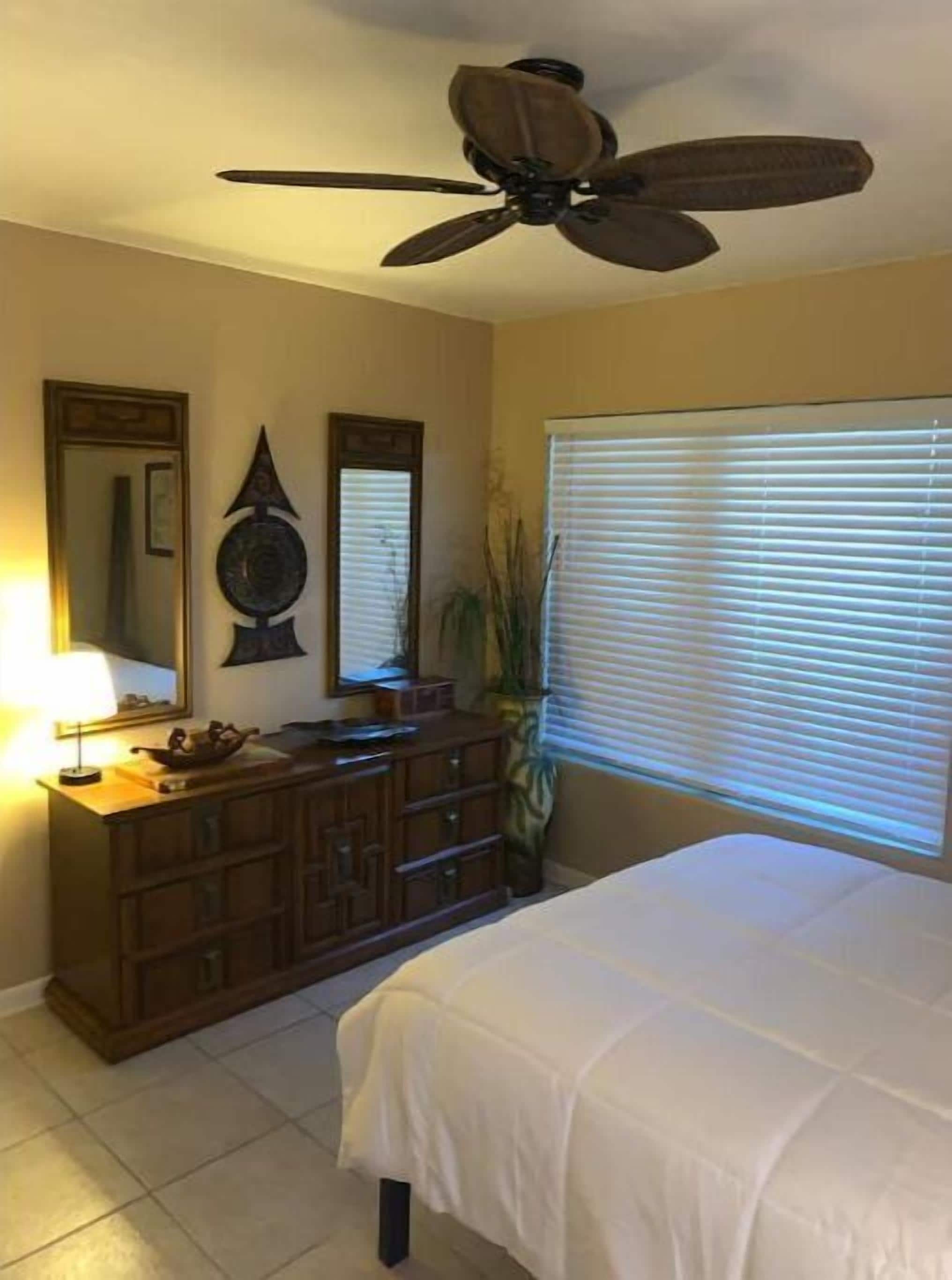 1 室のベッドルーム、デスク、アイロン / アイロン台、WiFi (無料)