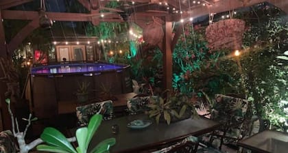 Captin' Joe's Tropical Palm Beach Hot Tub Hideaway