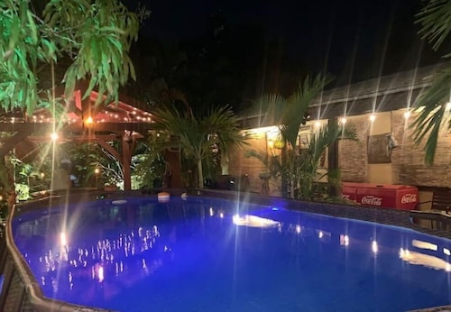 Captin' Joe's Tropical Palm Beach Hot Tub Hideaway