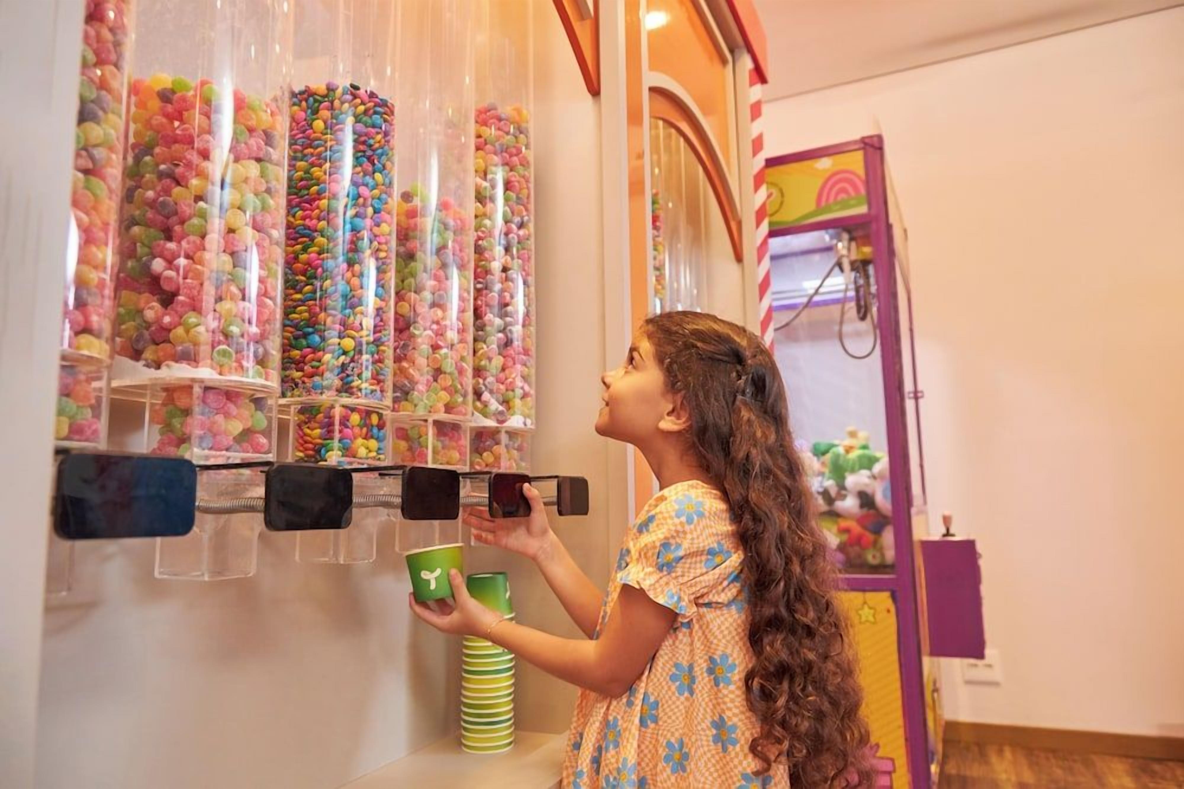 Una persona usando un dispensador de dulces.