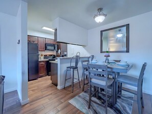 Dining - Houston Med Center NRG Cozy Apt (Houston)