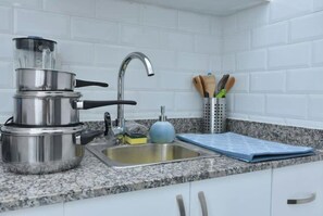 Refrigerador y utensilios de cocina