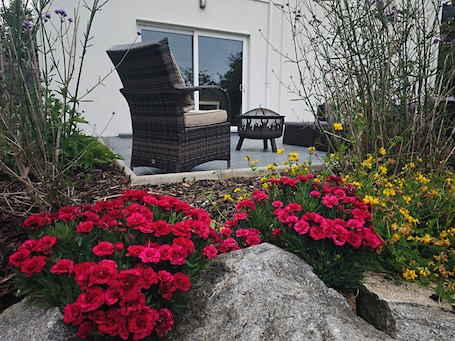 Terrace/patio. Traditional Connemara Retreat | 5 Mins to Aran Ferry