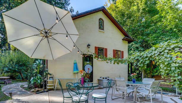 A patio with outdoor furniture, a table, and an umbrella. - 1 Mi to Park & Waterfront! Seattle Home w/ Balcony (Seattle)
