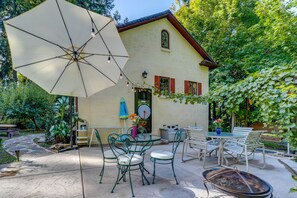 A patio with outdoor furniture, a table, and an umbrella. - 1 Mi to Park & Waterfront! Seattle Home w/ Balcony (Seattle)
