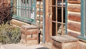 Una cabaña de troncos con un letrero de madera que dice 