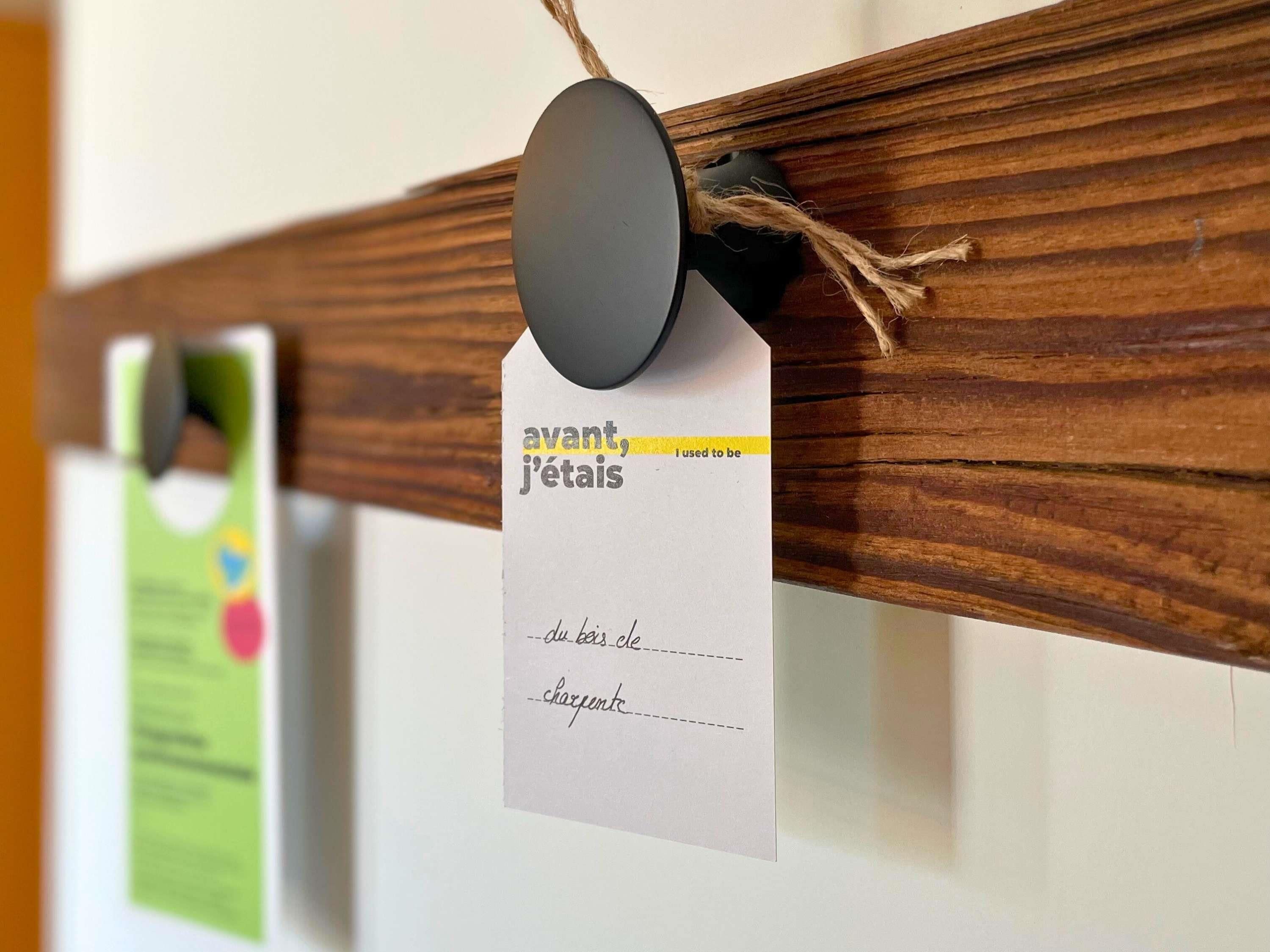 Un tablón de madera con etiquetas adheridas.