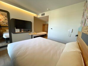 Room, Multiple Beds (Pop) | Soundproofing, free WiFi, bed sheets - greet hotel Castets Coeur des Landes (Castets)