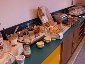 Bữa sáng buffet hàng ngày (12 EUR/mỗi người)