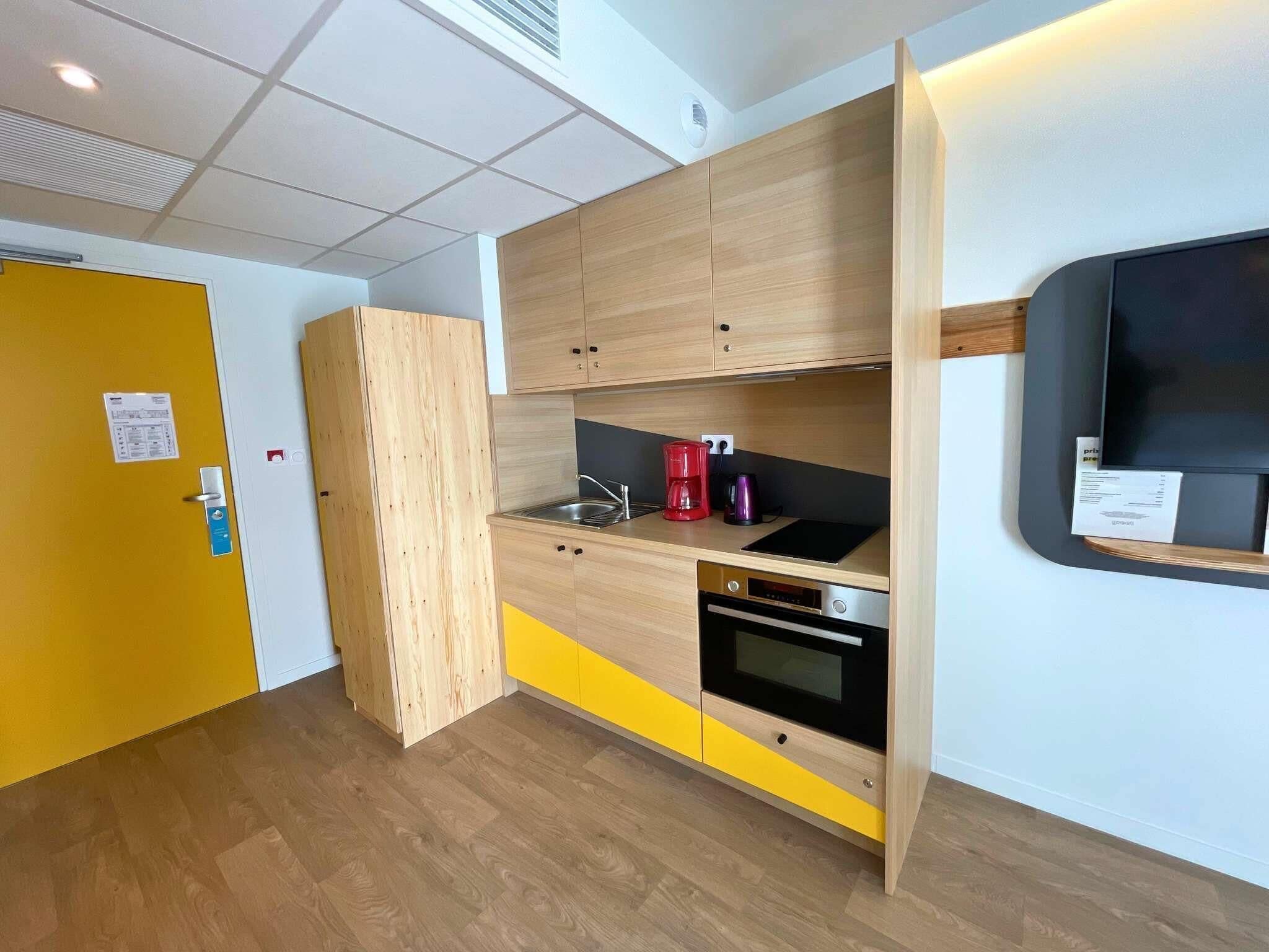 Room (Long stay. 2 people) | Soundproofing, free WiFi, bed sheets
