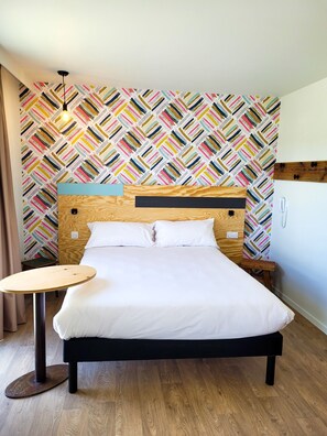 Soundproofing, free WiFi, bed sheets