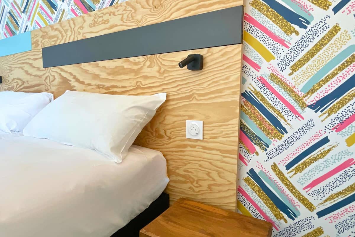 Soundproofing, free WiFi, bed sheets
