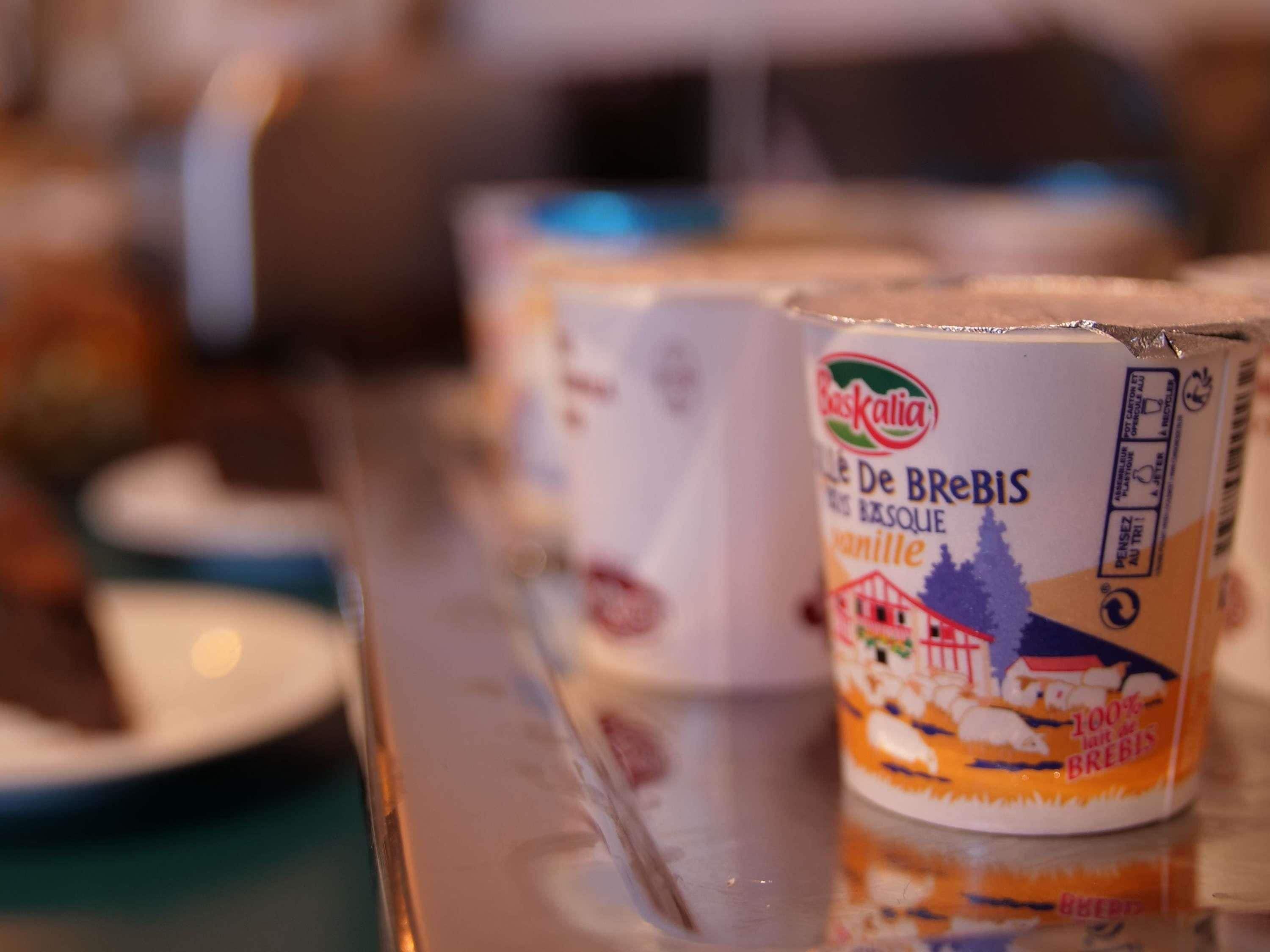 Un recipiente de helado de vainilla Baskaalia con una etiqueta que indica que es 100% vainilla pura.