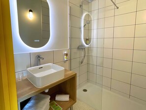 Room, Multiple Beds | Soundproofing, free WiFi, bed sheets - greet hotel Castets Coeur des Landes (Castets)