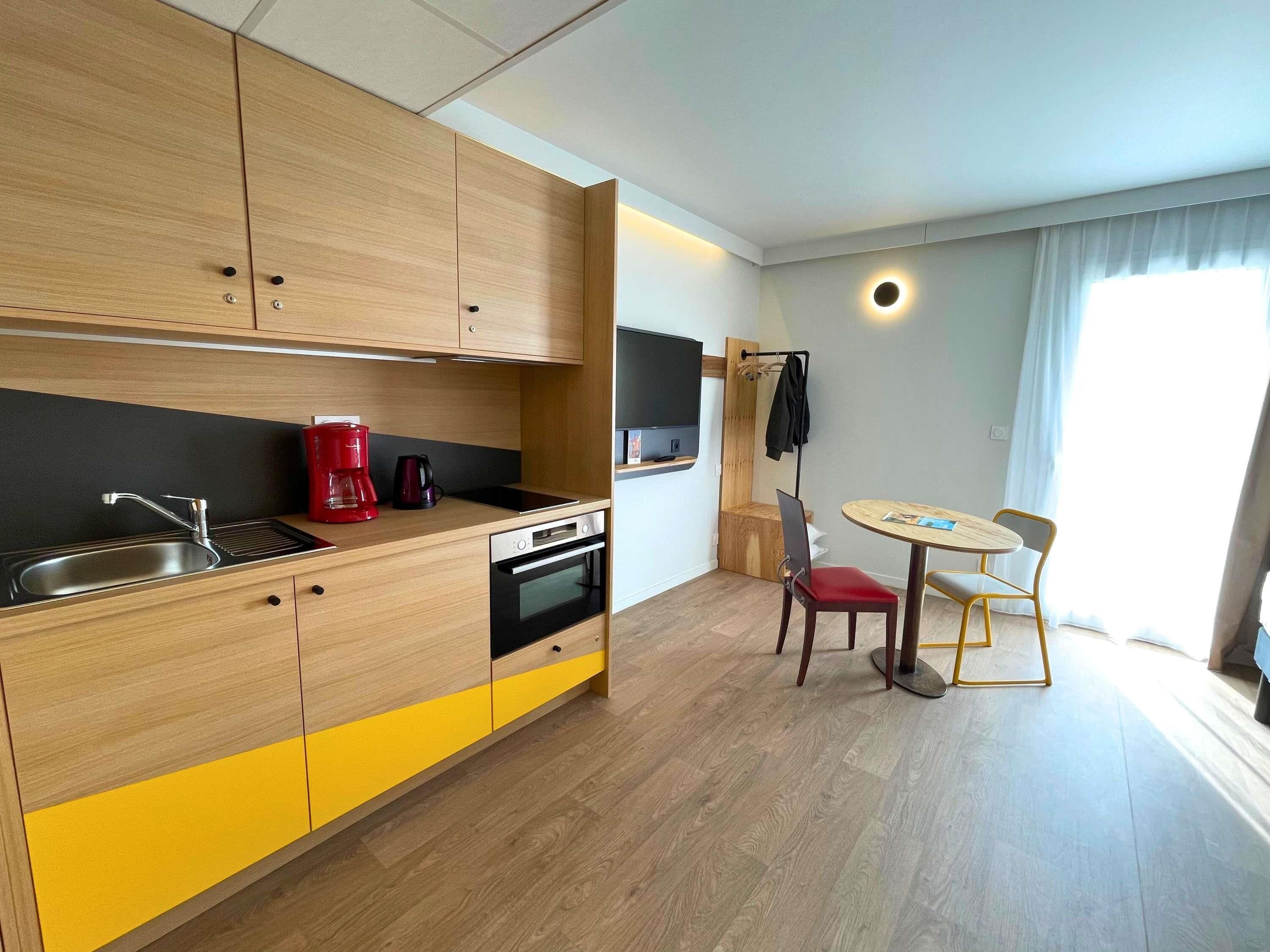 Room (Long stay. 2 people) | Soundproofing, free WiFi, bed sheets