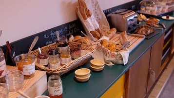 Desayuno buffet diario (EUR 12 por persona)
