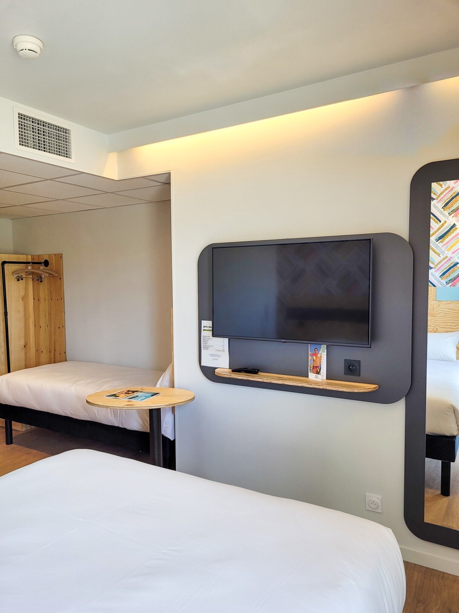 Room, Multiple Beds (Tribu)