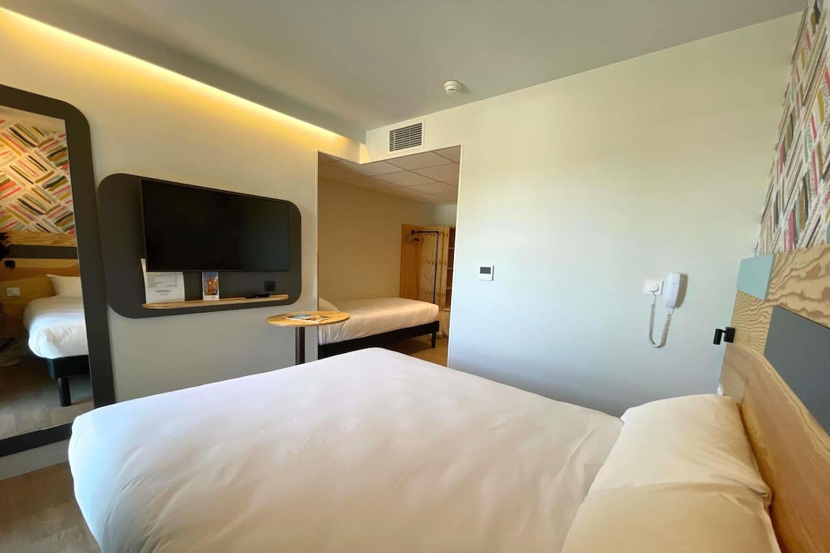 Room, Multiple Beds (Pop) | Soundproofing, free WiFi, bed sheets