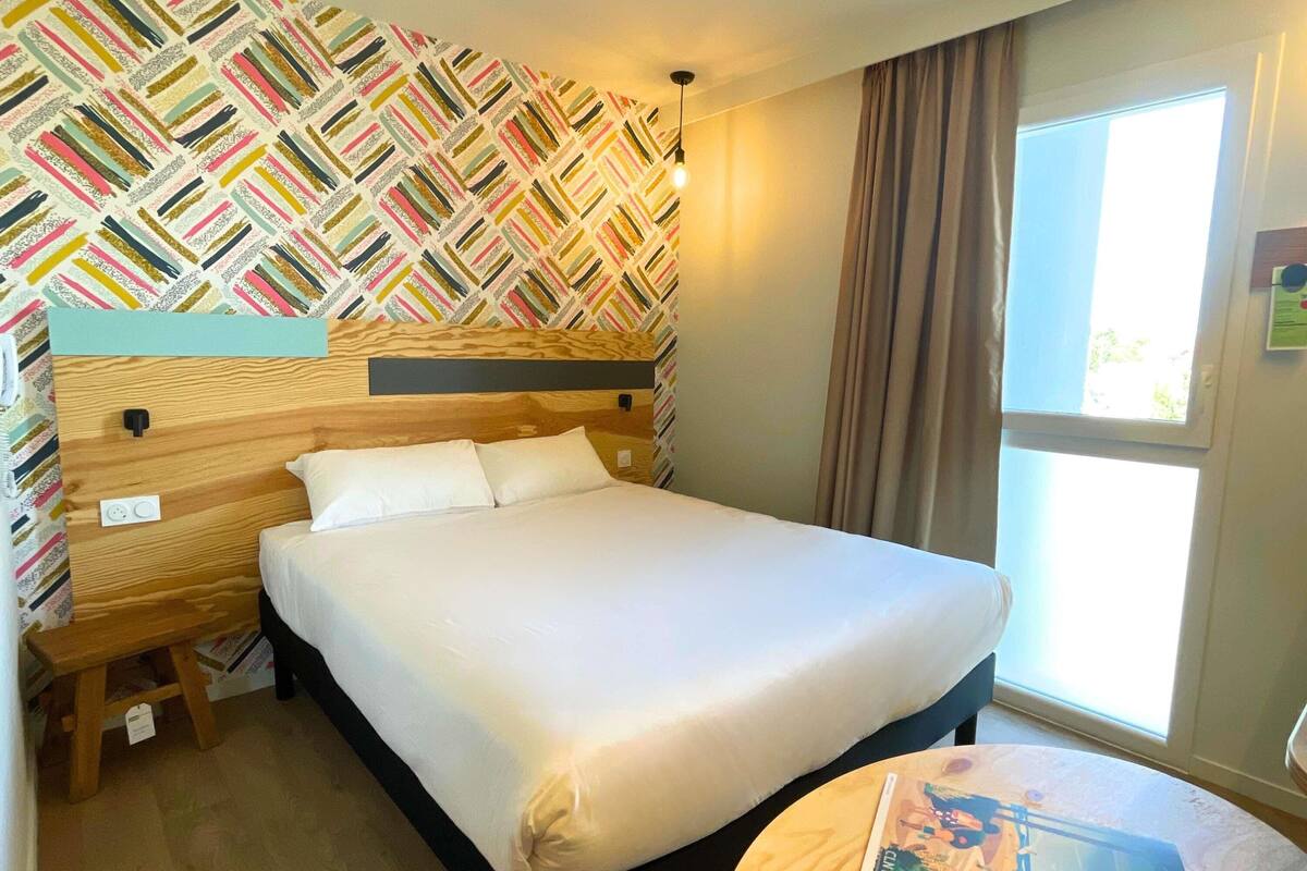 Soundproofing, free WiFi, bed sheets