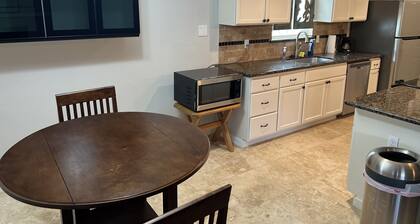 Gigi’s Cottage!! Beautiful House Near Kemah and Johnson's Space Center. It's