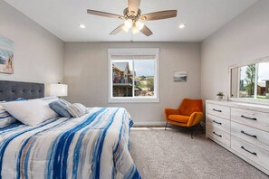 5 Schlafzimmer, Schreibtisch, Bügeleisen/Bügelbrett, Reisekinderbett