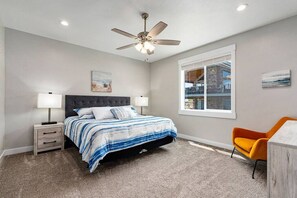 5 Schlafzimmer, Schreibtisch, Bügeleisen/Bügelbrett, Reisekinderbett