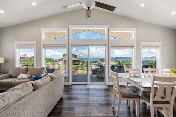 Fernseher, Kamin, Videospiele, Tischtennisplatte